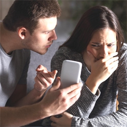 30% des gens ne voient pas de problème au fait d'espionner son partenaire à son insu par le biais d'un appareil mobile