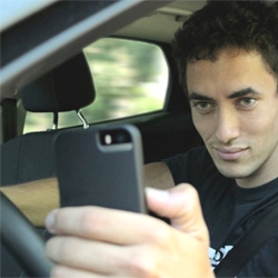 56 % des jeunes conducteurs français écrivent des SMS au volant 43 % des 18-24 ans répondent au téléphone en conduisant
