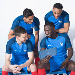 Archos lance un smartphone et une tablette pour supporter les Bleus Un smartphone et une tablette Archos pour supporter l'Équipe de France