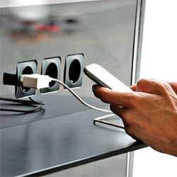 Arrêtez d'utiliser les chargeurs USB publics, c'est dangereux selon le FBI Arrêtez d'utiliser les chargeurs USB publics, c'est dangereux selon le FBI