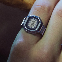 Casio dévoile sa bague qui donne l'heure Casio dévoile sa bague qui donne l'heure