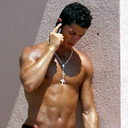 Cristiano Ronaldo retrouve un téléphone et invite à dîner sa propriétaire Cristiano Ronaldo retrouve un téléphone et invite à diner sa propriétaire