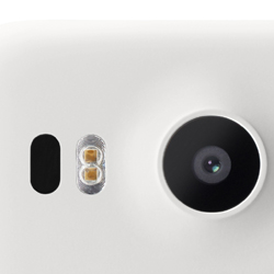 L'appareil photo du Nexus 5X a été monté à l'envers L'appareil photo du Nexus 5X : la tête en bas et les pieds en haut