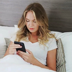 La moiti des Franais commencent  utiliser leur smartphone avant de sortir du lit