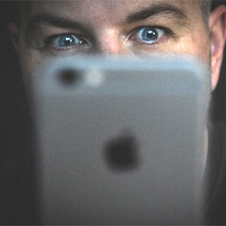 Le FBI réussit à déverrouiller l'iPhone d'un suspect à l'aide de Face ID Le FBI réussit à déverrouiller l'iPhone d'un suspect à l'aide de Face ID