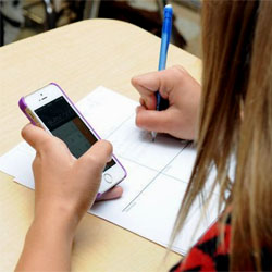 Le gouvernement va interdire les portables dans les écoles et les collèges en 2018 Les élèves devront bientôt se passer de leur téléphone portable dans les établissements scolaires