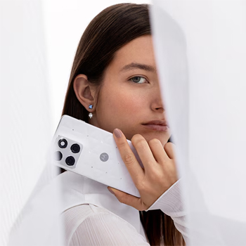 Le Motorola Edge 70 Cloud Dancer adopte le blanc Pantone 2026 et s'offre un clat Swarovski