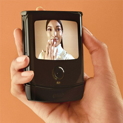 Le nouveau Motorola RAZR est disponible en France au prix de 1699 € Le nouveau Motorola RAZR est disponible en France au prix de 1699 €