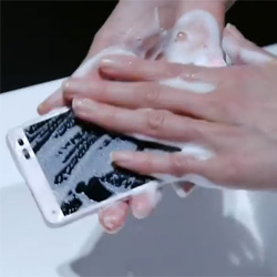 Le premier téléphone lavable au savon voit le jour au Japon Première mondiale : un téléphone lavable, et il est nippon