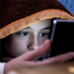 Les enfants préfèrent passer du temps sur l'écran de leur mobile aux sucreries Les enfants préfèrent passer du temps sur l'écran de leur mobile aux sucreries