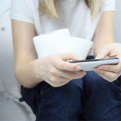 Les étudiants travaillent de plus en plus sur smartphone aux WC Les étudiants travaillent de plus en plus sur smartphone aux WC