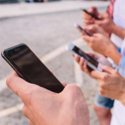 Les habitants de  Seine-Port en Seine-et-Marne votent pour l'interdiction du smartphone dans l'espace public