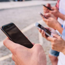 Les habitants de Seine-Port en Seine-et-Marne votent pour l'interdiction du smartphone dans l'espace public Les habitants de Seine-Port en Seine-et-Marne votent pour l'interdiction du smartphone dans l'espace public