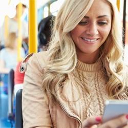 Les usagers et leurs smartphones dans les transports en commun Les usagers dans les transports en commun sont accros au numérique