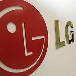 LG Display présente un prototype d'écran géant 4K, flexible et transparent Un écran géant Full HD transparent et pliable à 80 degrés présenté par LG