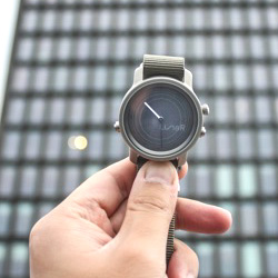 LunaR, une montre inspirée par la lune et alimentée par le soleil Montre LunaR : Inspirée par la Lune, alimentée par le Soleil