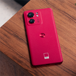 Motorola dvoile sur le edge40 Viva Magenta 