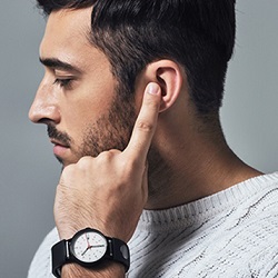 Porter son doigt à l'oreille pour prendre un appel, c'est possible ! Téléphoner avec son doigt