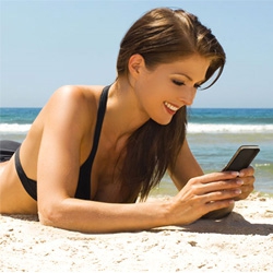 Près d'un Français sur deux ne supporterait pas de se retrouver en vacances à la plage sans son smartphone Près d'un Français sur deux ne supporterait pas de se retrouver en vacances à la plage sans son smartphone