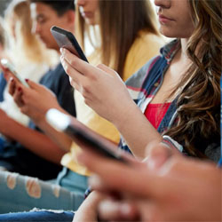 Quels sont les impacts de l'hyper-usage aux crans des smartphones chez les 18 ans et plus ?