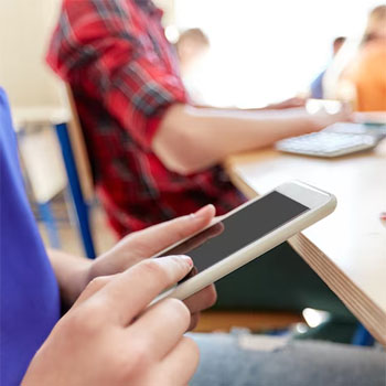 Rentrée 2026 : les portables bientôt bannis des lycées ? Rentrée 2026 : les portables bientôt bannis des lycées ?