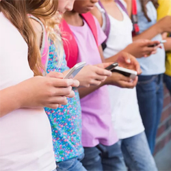 Smartphones avant 13 ans : des effets délétères sur la santé mentale révélés par une étude mondiale Smartphones avant 13 ans : des effets délétères sur la santé mentale révélés par une étude mondiale