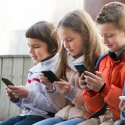 Smartphones chez les jeunes : un encadrement strict et progressif préconisé par les experts Smartphones chez les jeunes : un encadrement strict et progressif préconisé par les experts